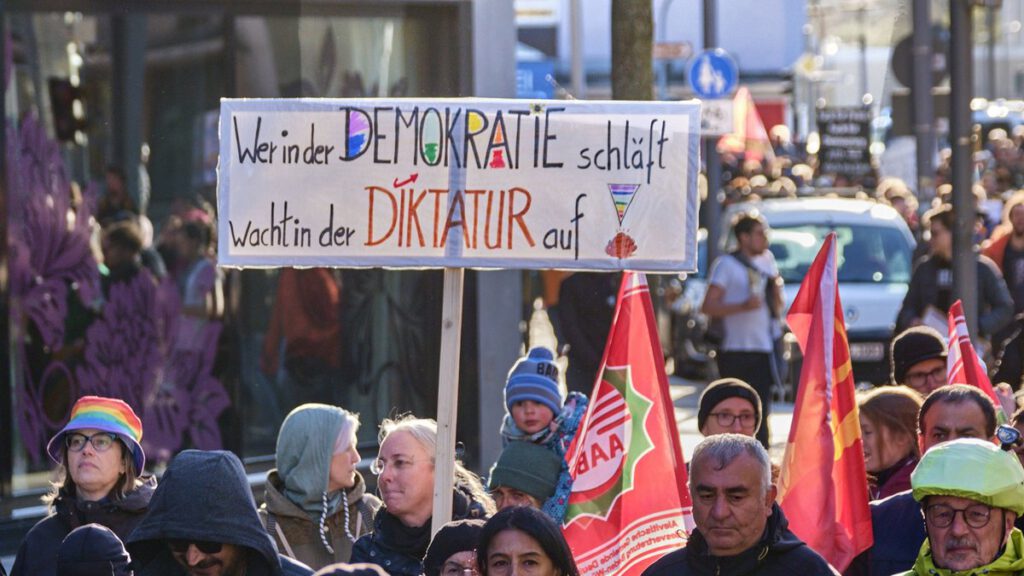 Menschenrechte und Nationalstaat: Bedingung und Bedrohung für Demokratien