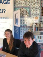 Eleamalou Delian Schnebel und Delian Schnebel lasen bei Buchvorstellung: "Eine kleine Reise durch die Religionen" in der DITIB Hacı Bayram Camii Pasing Moschee