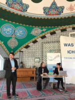 Aykan Inan bei der Buchvorstellung: Eine kleine Reise durch die Religionen in der DITIB Hacı Bayram Camii Pasing Moschee