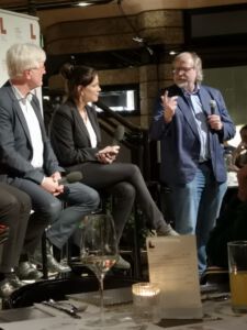 Podium: Politik und Religion.