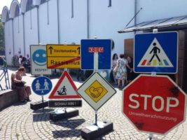 Verkehrsschilder der Gerechtigkeit