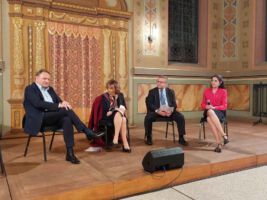 Podium in der Synagoge Ichenhausen zum Thema „Antisemitismus in Europa“