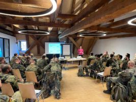Extremismus in der Bundesrepublik. Schulung für die Bundeswehr in Höchstädt.